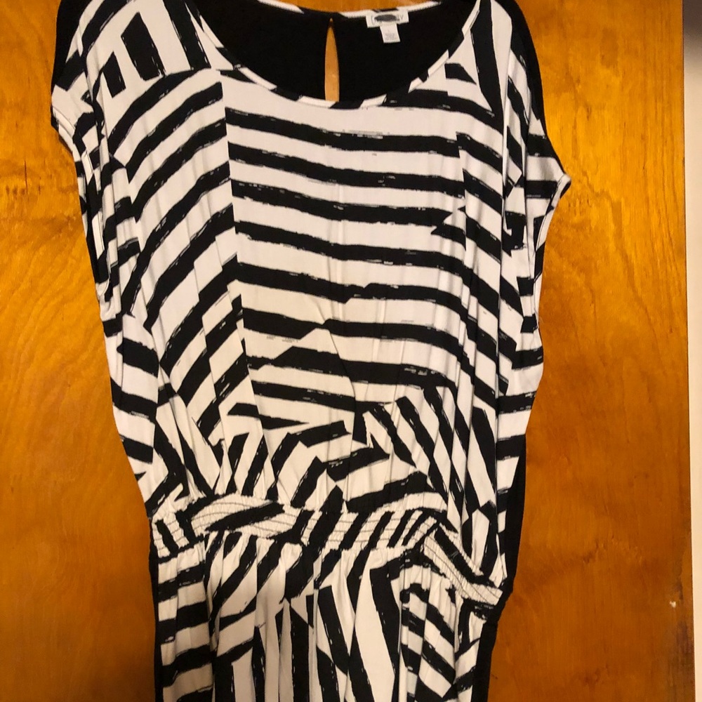 Black and white shirt sleeve shirt